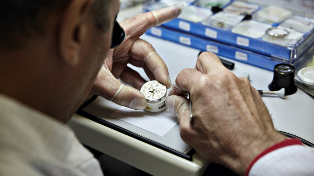 Neun Uhrmacher – fast alle mit Meistertitel – arbeiten bei Patek Philippe München und verantworten den Kundendienst.