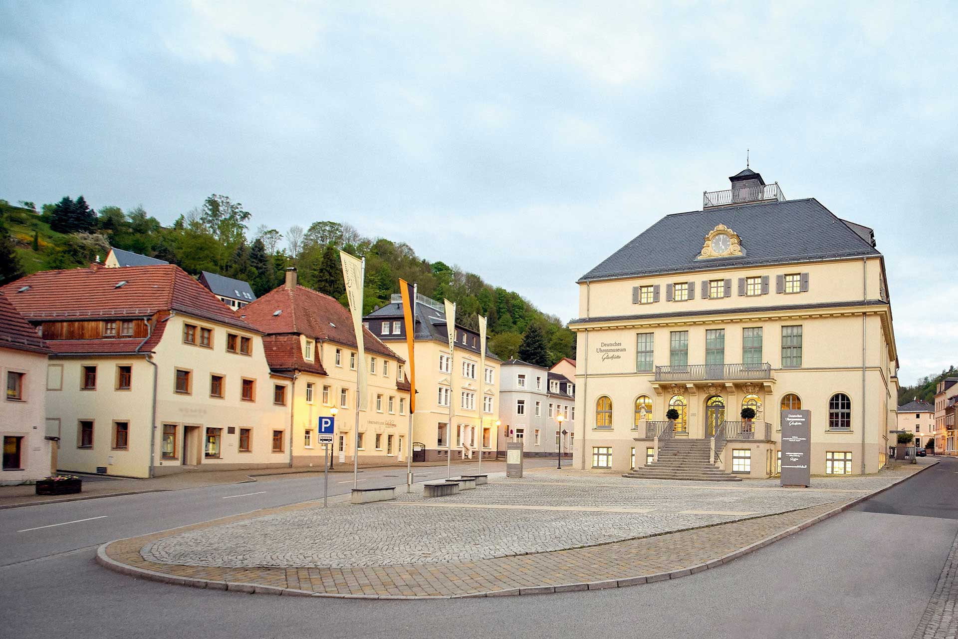 Die Manufaktur Glashütte Original bot sich nicht nur durch ihre Nachbarschaft als Veranstaltungsort an, sie ist als Mitbegründerin der Stiftung „Deutsches Uhrenmuseum Glashütte – Nicolas G. Hayek“ unmittelbar in das Projekt involviert.