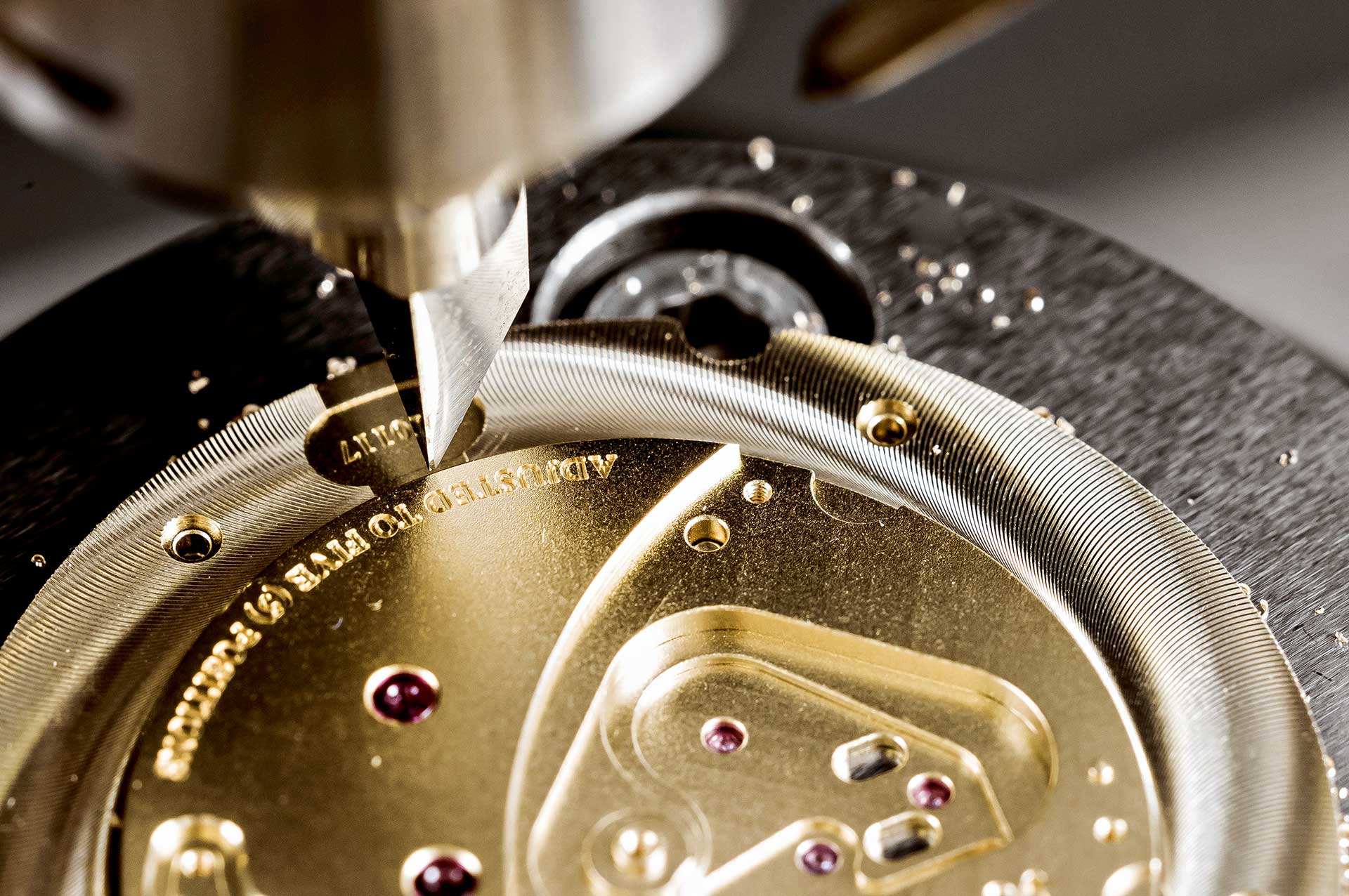 Teil der Dekoration eines Uhrwerks von Glashütte Original: eine Zierfräsung.