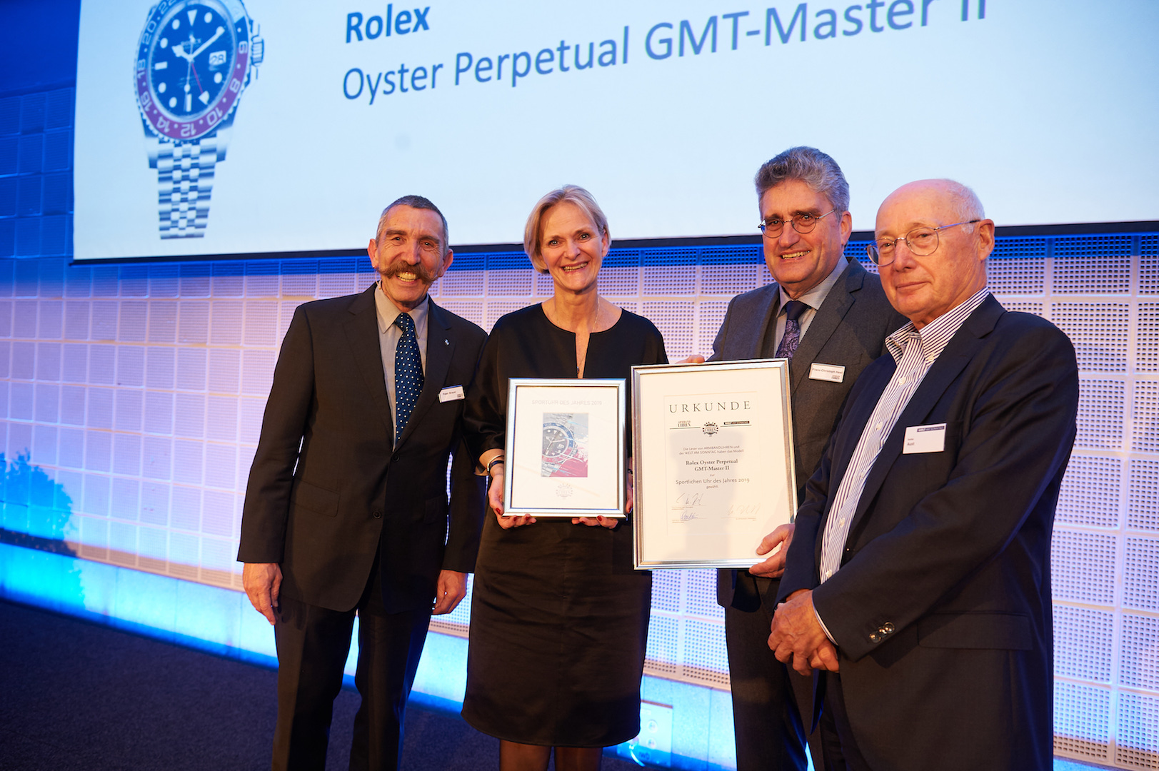 Gleich zweimal aufs Podest gerufen wurde Antje Ebert von Rolex Deutschland – und das beide Male für dieselbe Uhr: Die GMT-Master II «Pepsi» wurde zur Sportlichen Uhr des Jahres 2019 gewählt und von der Jury überdies als Trendsetter 2019 ausgezeichnet.