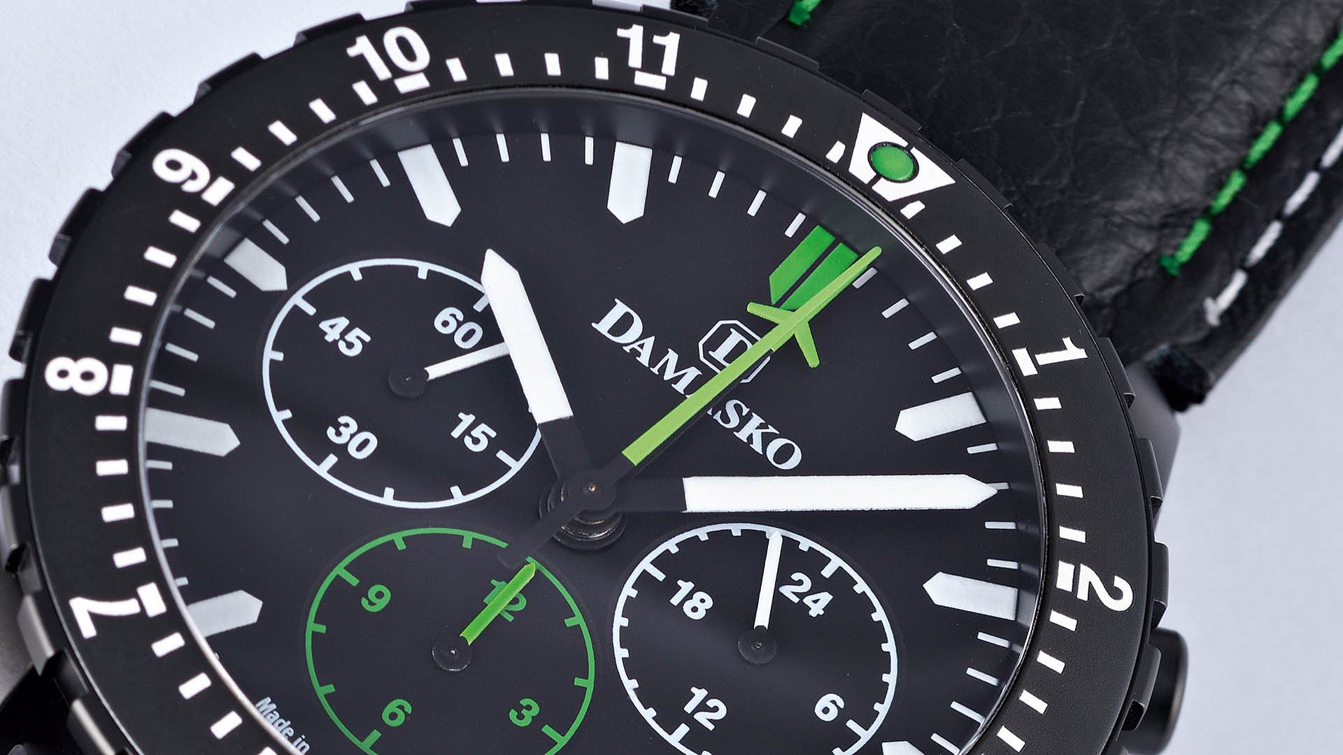 Das Modell DC 86 von Damasko hat ein gut ablesbares Zifferblatt. Die Anzeigen für den Chronographen sind in Grün gehalten: Der Sekundenzähler und der Minutenzähler mit einer Flugzeug-Silhouette als Spitze rotieren aus der Mitte. Der Stundenzähler befindet sich bei der «6».