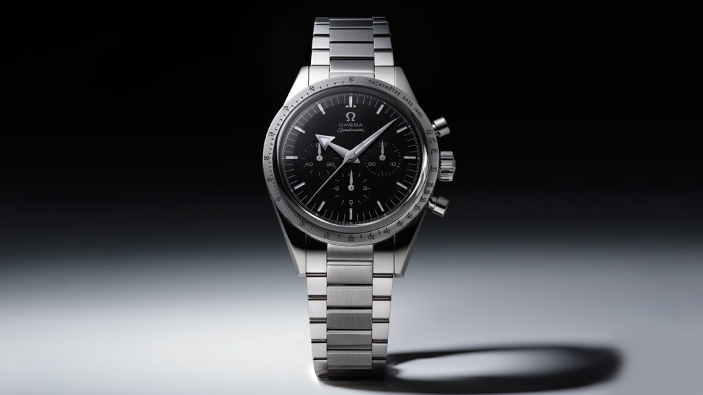 Ein Sondermodell der ersten Speedmaster von 1957: Die Omega Speedmaster Heritage 321 vor simplen Hintergrund.