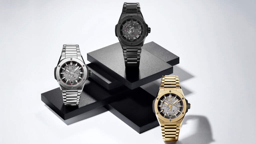 Hublot Time Only in Titan, Keramik und Gelbgold, auf einem schwarzen Treppenstufenmodell.