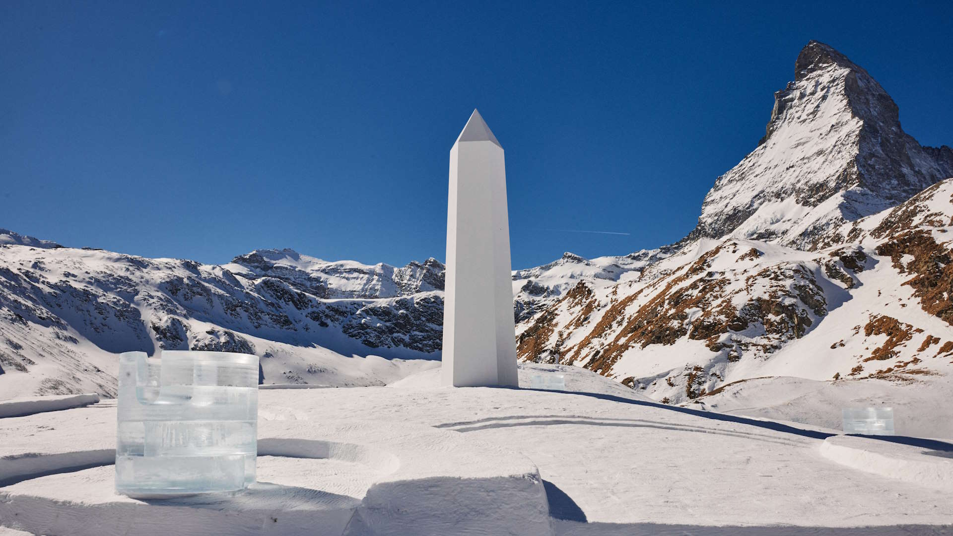 Zum Auftakt der neuen Zusammenarbeit mit Hublot hat Daniel Arsham eine temporäre 20-Meter-Sonnenuhr entworfen, die unter dem Matterhorn aufgestellt wurde.