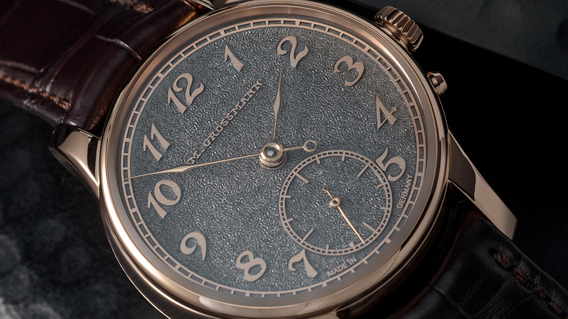 Das massives Goldzifferblatt ist in einer traditionellen Gravurtechnik bearbeitet. Dabei handelt es sich um die sogenannte Tremblage.