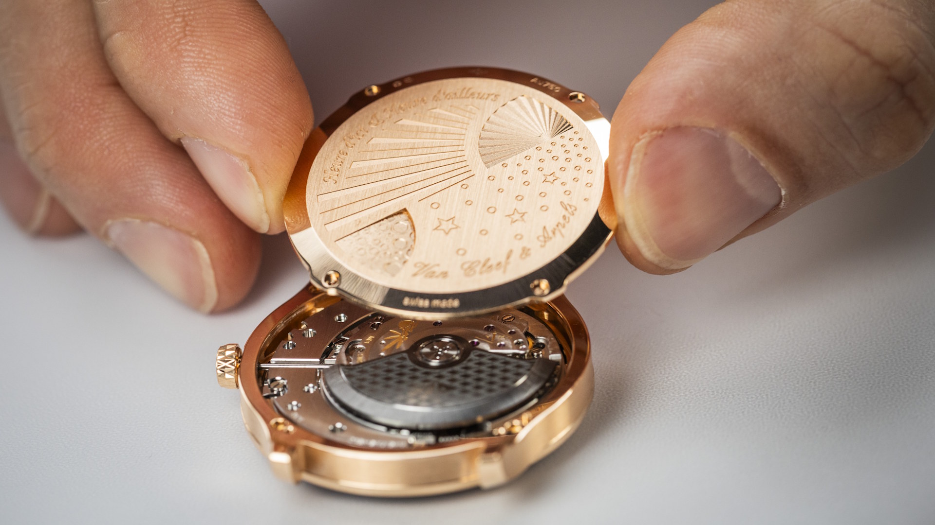 Im Modell Midnight Heure d’ici & Heure d’ailleurs arbeitet ein Automatikwerk.