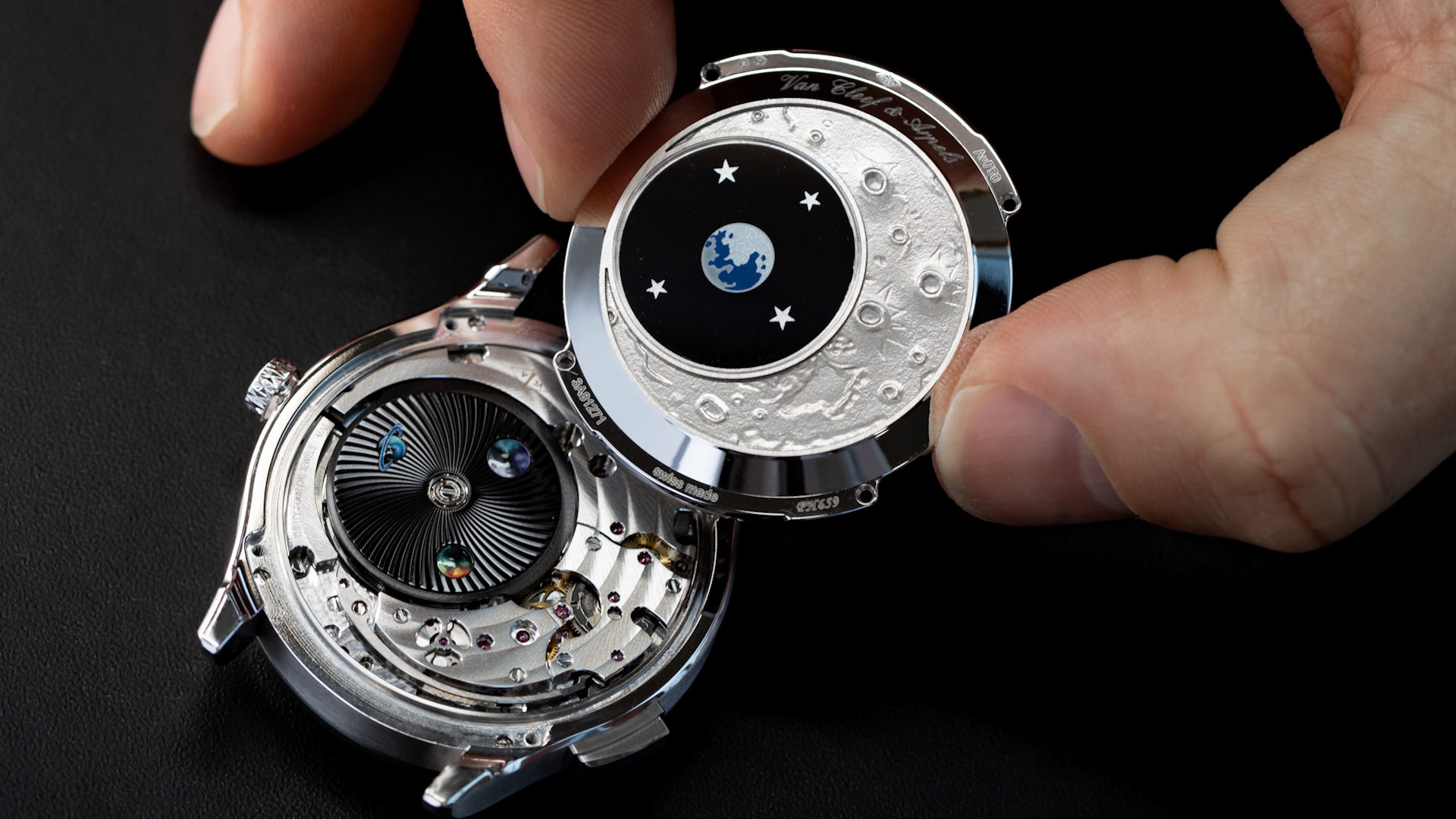 Im Modell Midnight Jour Nuit Phase de Lune arbeitet ein Automatikwerk mit selbst konstruiertem Modul. Das Uhrwerk bietet 36 Stunden Gangreserve.