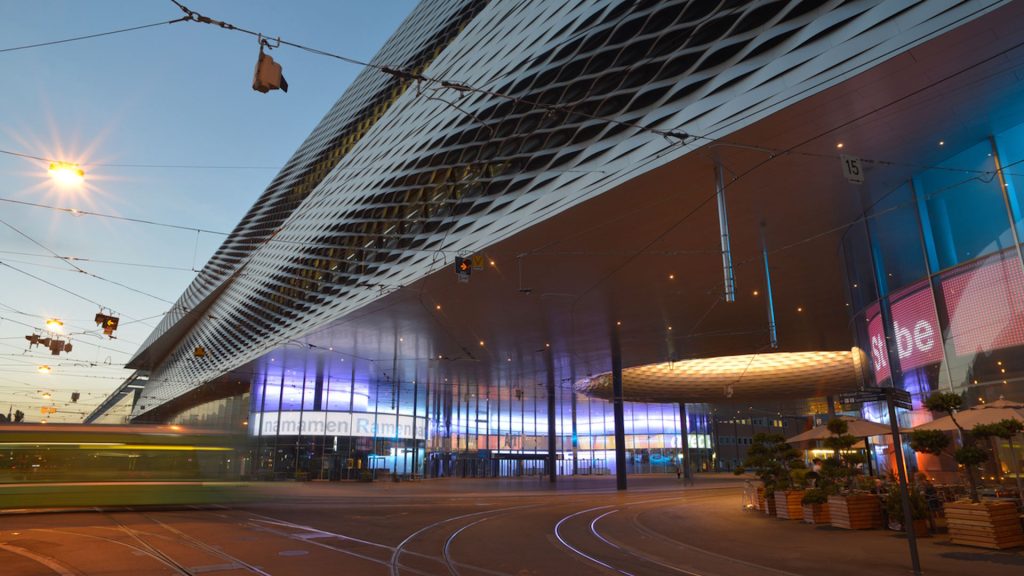 Außenansicht der Messe Basel mit Straße und Halle 1 von Herzog und de Meuron