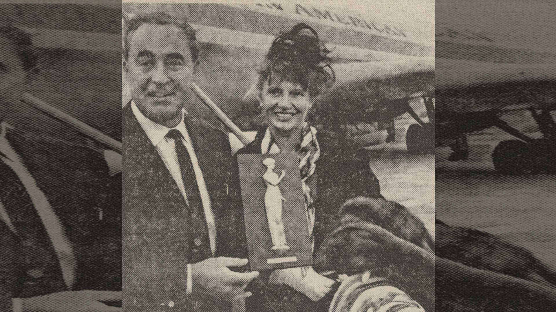 René Kern präsentiert nach seiner Rückkehr aus New York am Flughafen Düsseldorf den Diamonds International Award.
