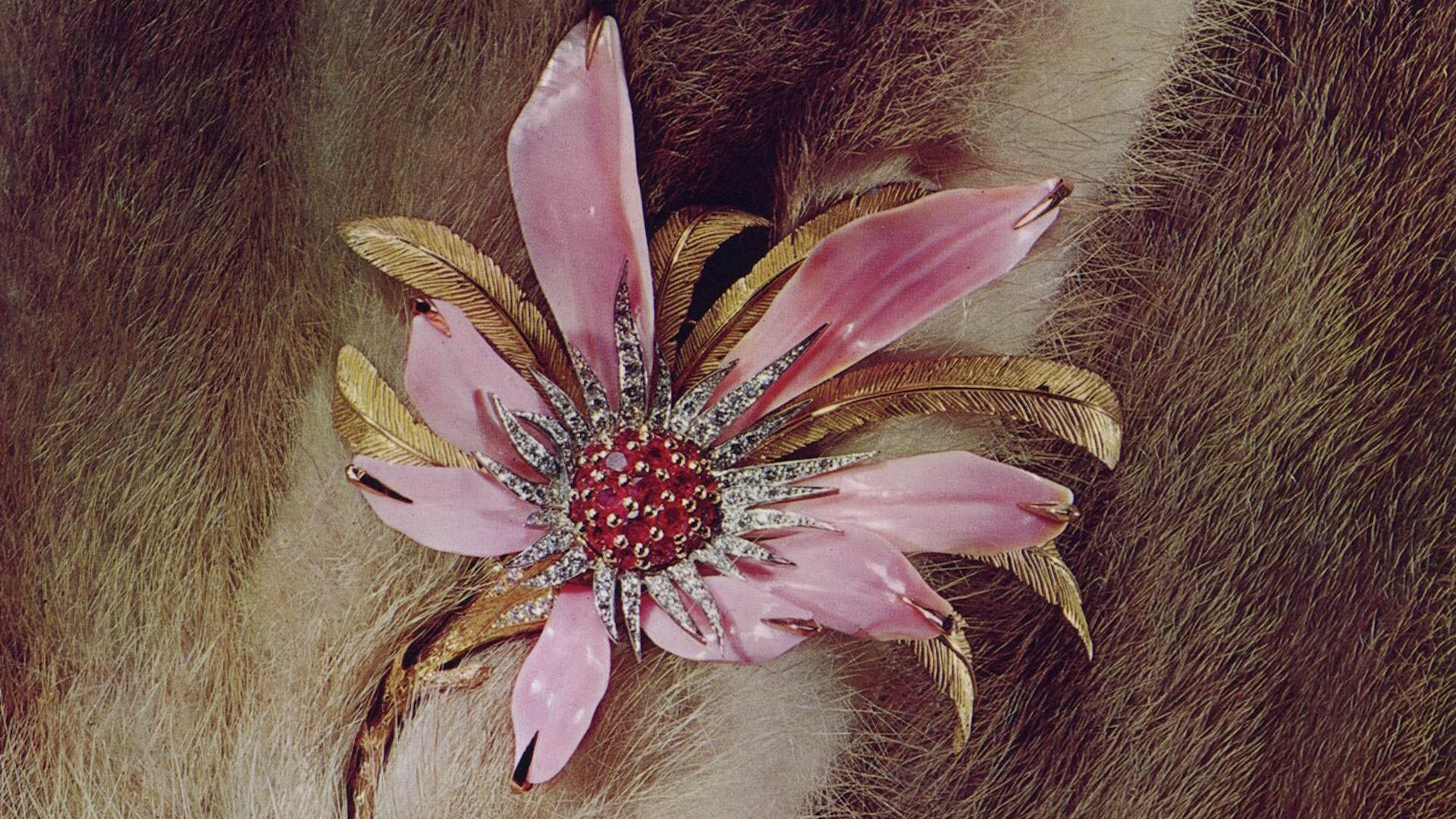 Blütenbrosche aus Gold mit Diamanten, Rubinen und Perlmutt aus dem Atelier von René Kern, um 1964.