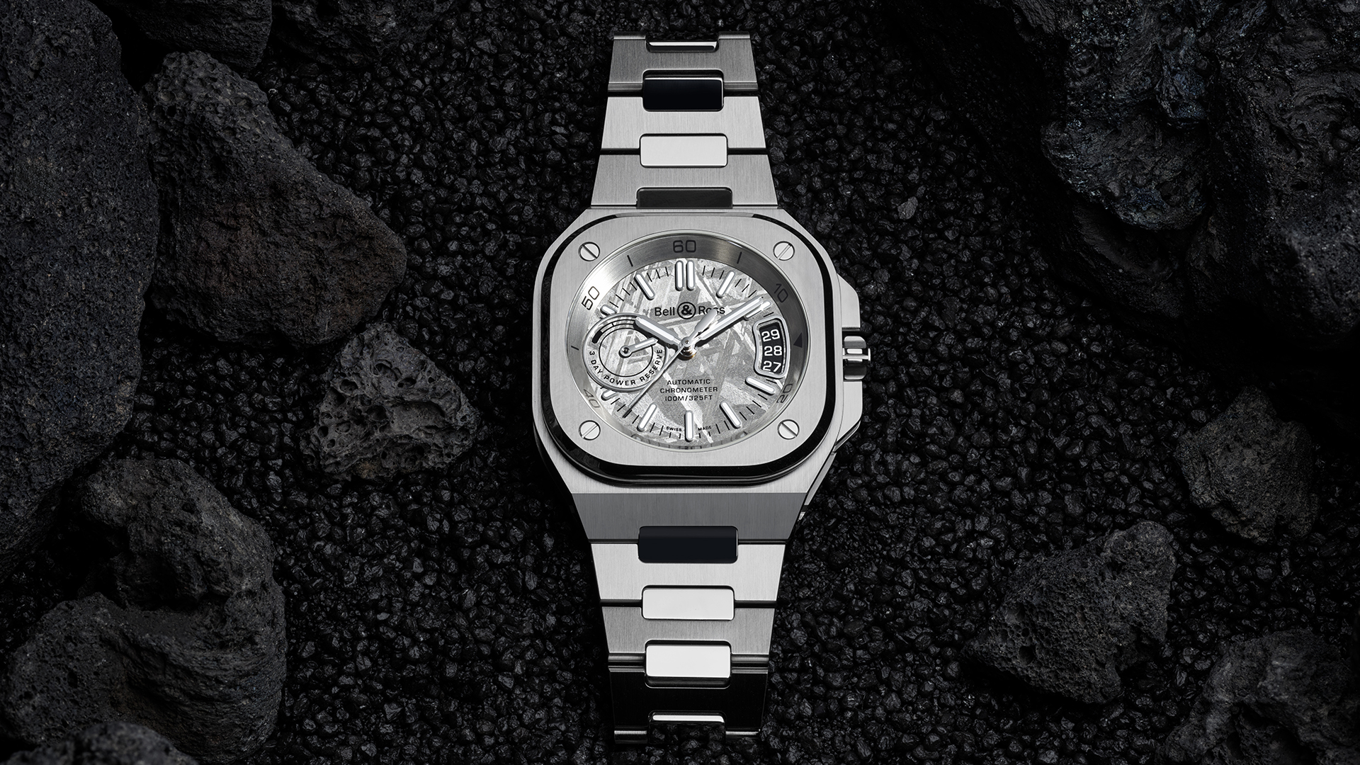 Die Neuheit BR-X5 Meteorite von Bell & Ross verbindet ein 41 Millimeter großes Edelstahlgehäuse mit dem COSC-zertifizierten Automatikwerk BR-CAL.323.