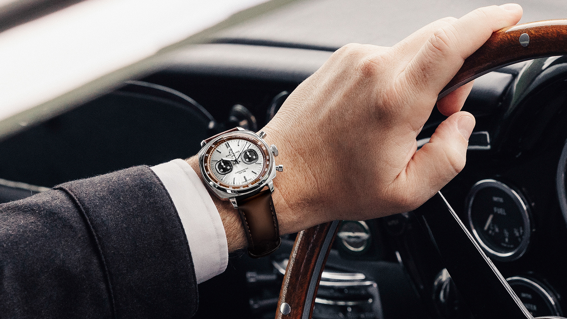 Der Breitling Top Time B01 Chronograph 41 Tribute to Aston Martin DB5 ist mit dem COSC-zertifizierten Automatik-Manufakturkaliber B01 ausgestattet.