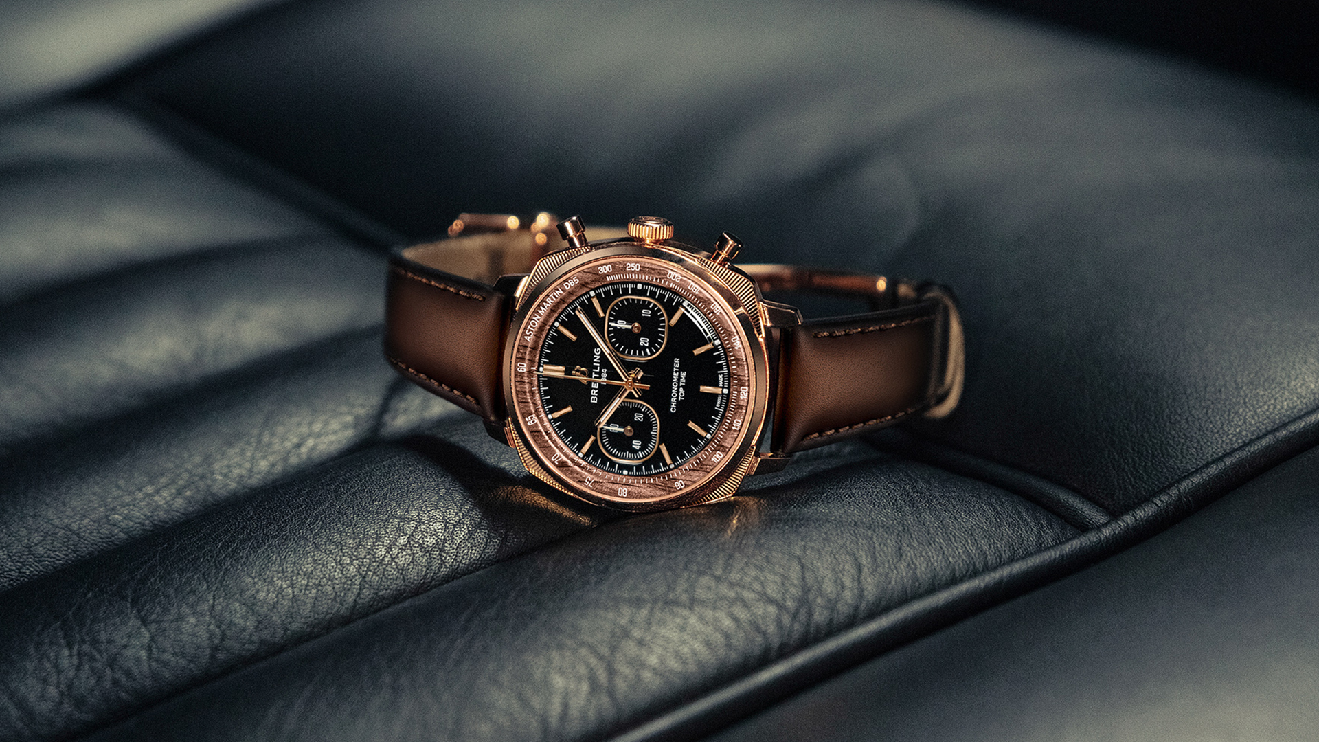 Breitling präsentiert den Top Time B01 Chronograph 41 Tribute to Aston Martin DB5 in drei limitierten Varianten: aus Edelstahl, Edelstahl mit Platinlünette sowie aus Rotgold.