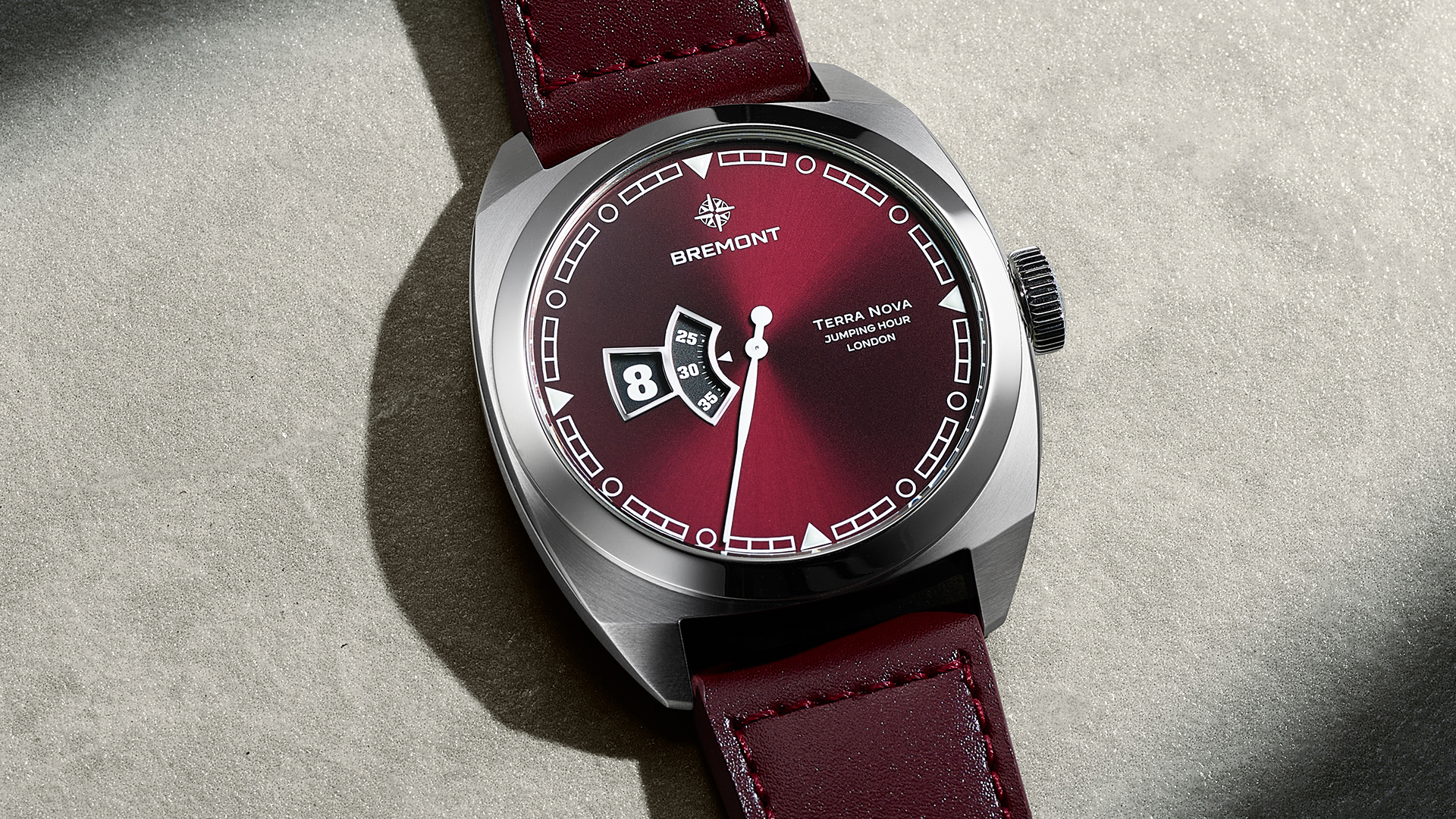 Die Automatikuhr Terra Nova 35 Jumping Hour von Bremont kombiniert ein 35 Millimeter großes Gehäuse aus Edelstahl mit dem Automatikwerk BC634 mit springender Stundenanzeige.