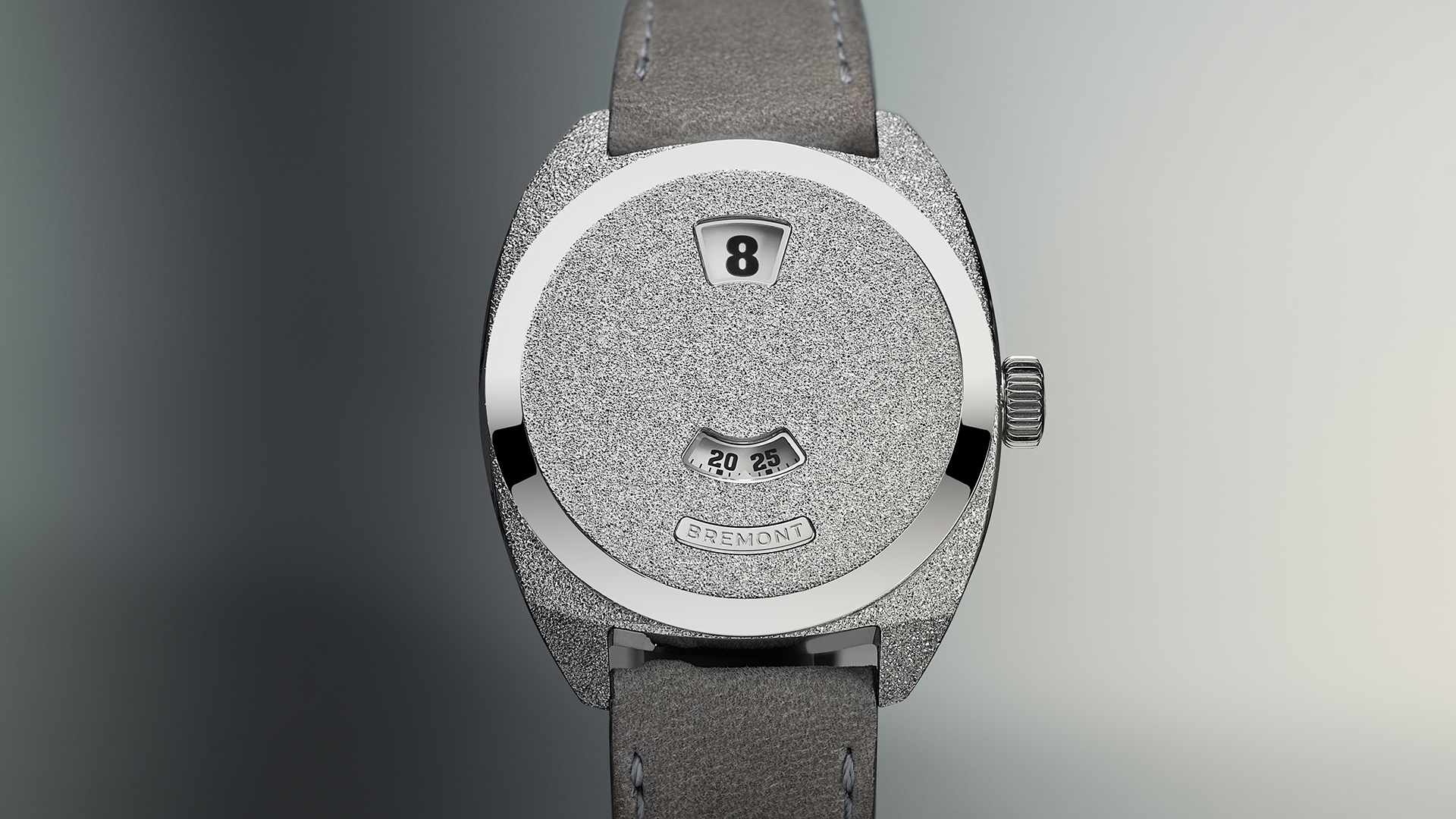 Bremont präsentiert die Terra Nova 35 Jumping Hour in zwei Ausführungen – mit oder ohne Zentralsekunde – sowie in verschiedenen Farben.