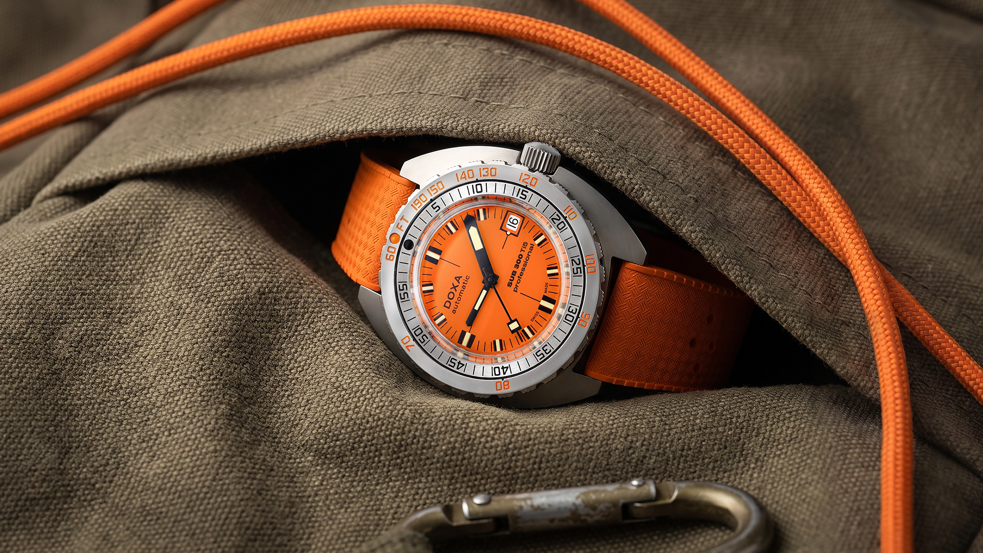 In der Titanuhr SUB 300 Ti5 von Doxa arbeitet das COSC-zertifizierte Automatikwerk Sellita SW200-1. Das Modell ist unter anderem in den Farben Professional Orange und Redcoral Rot erhältlich.