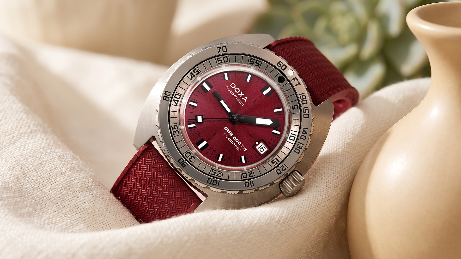 Die legendäre Taucheruhr in neuer Optik: Doxa präsentiert die SUB 300 Ti5 mit 42,5 mal 45 Millimeter großem, bis 300 Meter wasserdichtem Gehäuse aus Titan Grade 5.