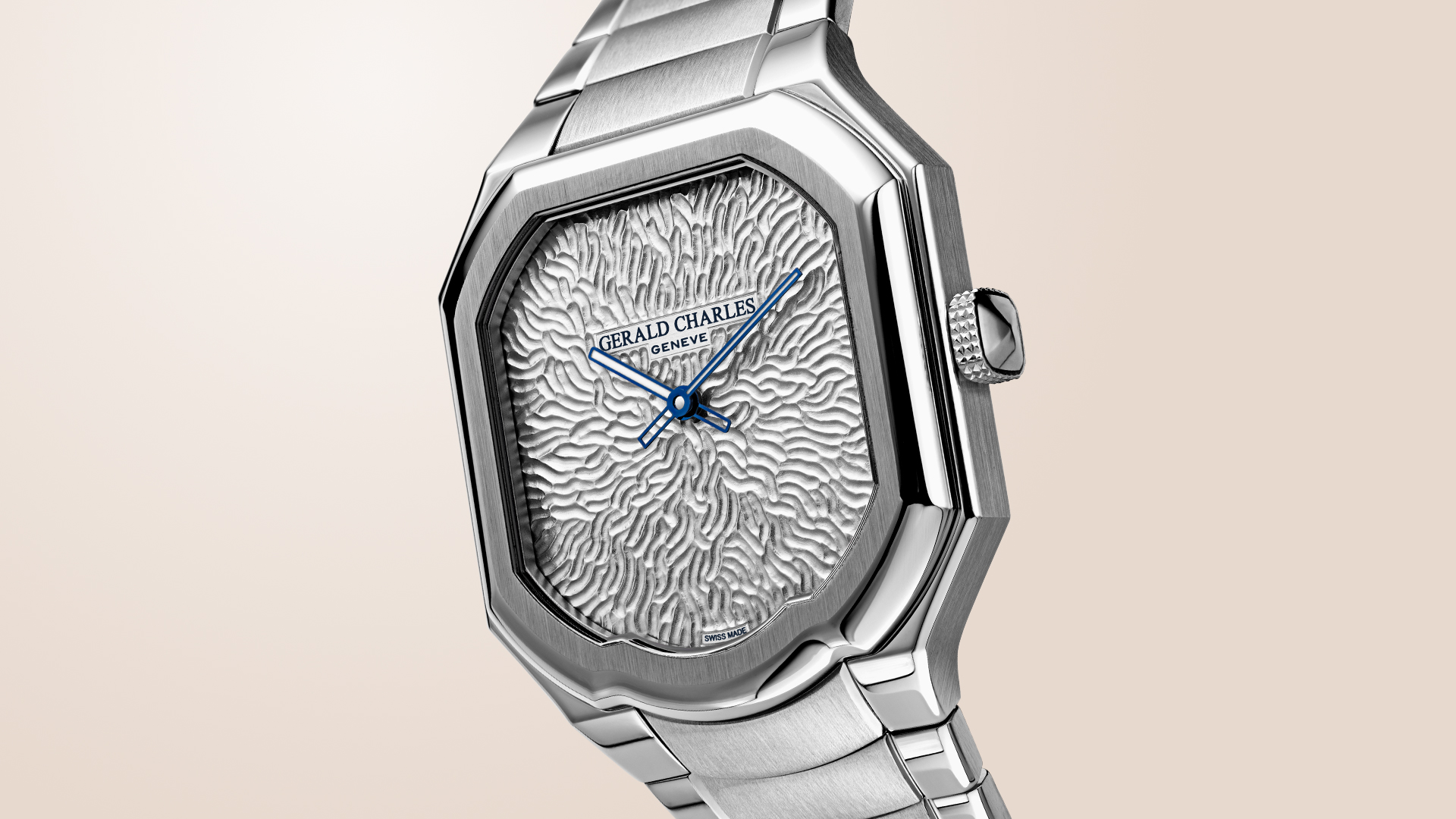 Das handgehämmerte Maillechort-Zifferblatt in den Farben Gold oder Rhodium machen jedes der Modelle aus der Masterlink Atelier Edition von Gerald Charles zum Unikat.