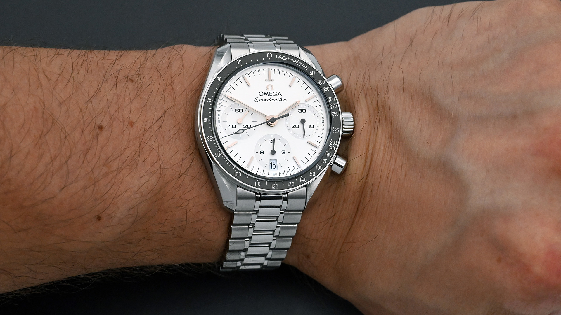 Mit 38 mm im Durchmesser passt die neue Omega auch an schmalere Handgelenke