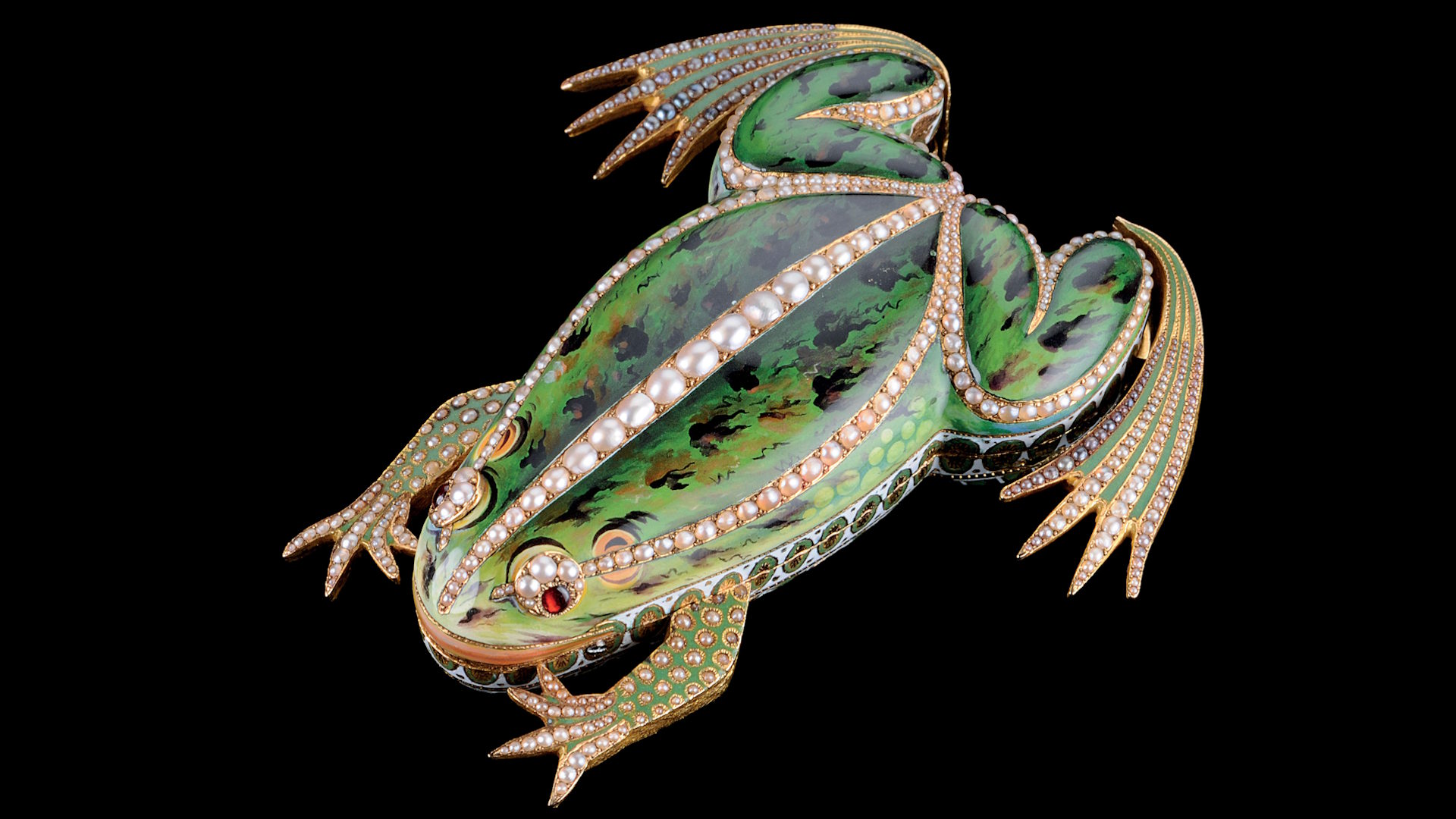 Der um 1805 entstandene Froschautomat aus emailliertem Gold ahmt mithilfe einer ausgeklügelten Mechanik nicht nur die Bewegungen des Tieres, sondern auch sein Quaken nach. Das 60 Millimeter lange Kunstwerk aus der Maurice Sandoz Collection wurde in den Restaurierungsateliers von Parmigiani Fleurier restauriert.