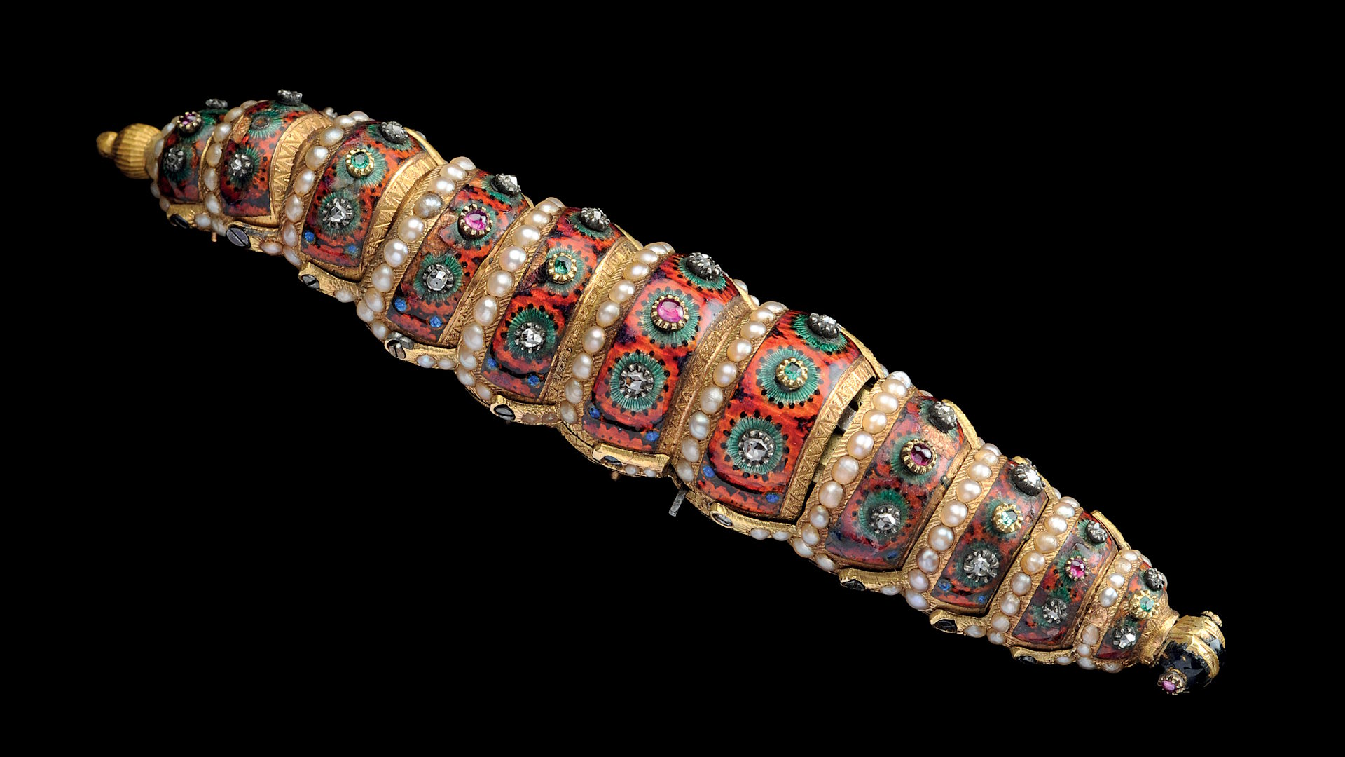 Elf beweglich miteinander verbundene Goldsegmente verleihen der „Ethiopian Gold Caterpillar“ ihre verblüffend natürliche Bewegung. Ein verborgener Mechanismus lässt die 76,5 Millimeter lange Raupe aus dem frühen 19. Jahrhundert wellenförmig vorwärtskriechen.