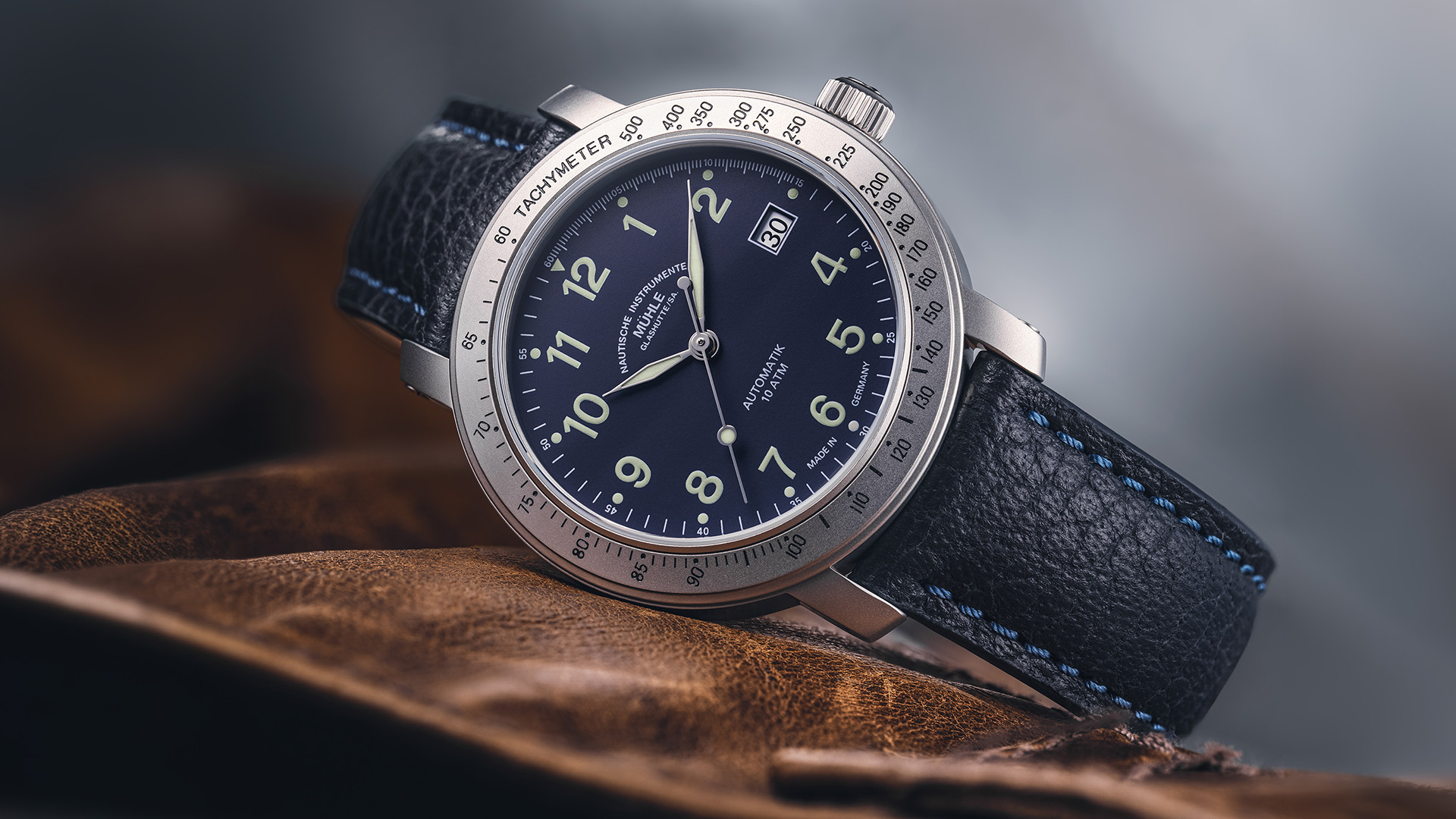 Mühle-Glashütte Marinefliegeruhr-I Edition 2026 am dunkelblauen Lederband