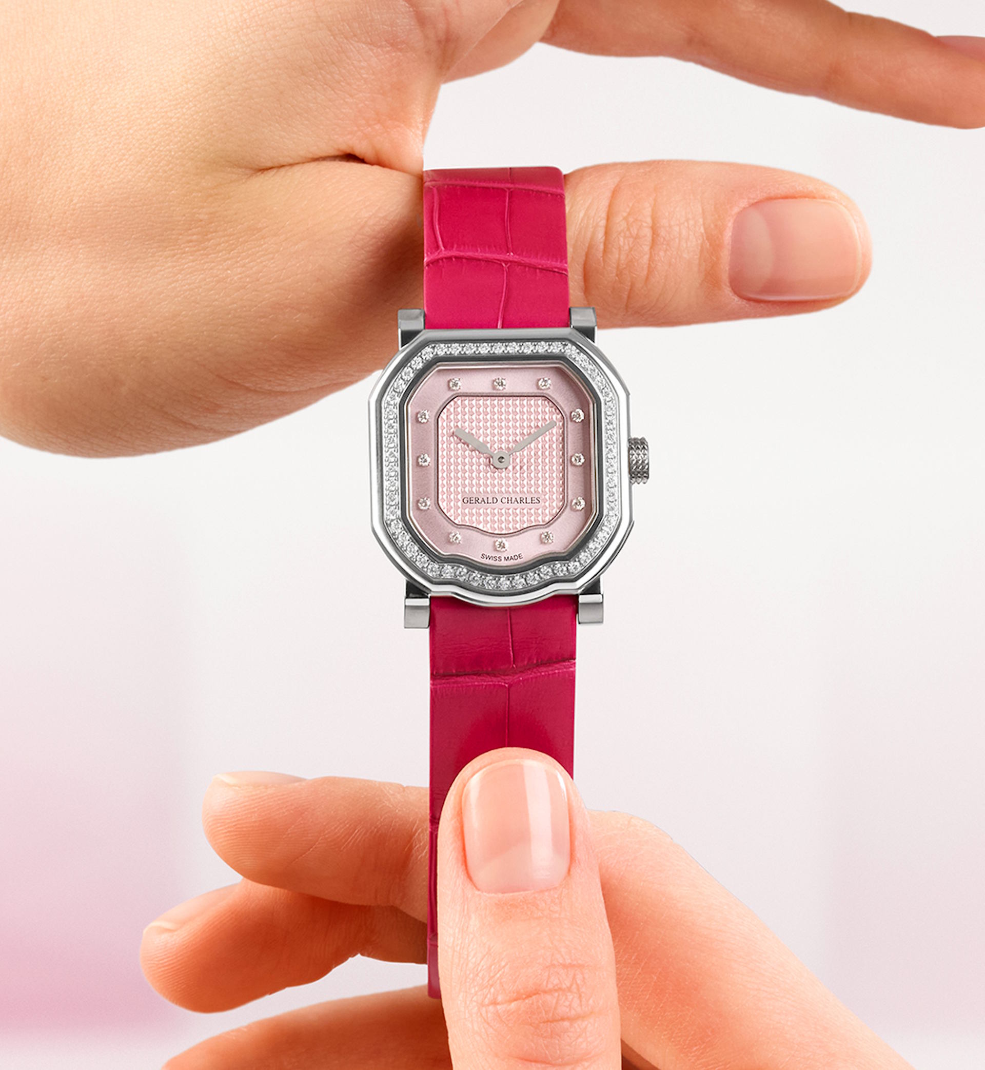 Zierliche Damenuhr in Rosatönen: Die 2026 vorgestellte Mini Maestro Pink von Gerald Charles kombiniert ein diamantbesetztes Titangehäuse mit einem pinkfarbenen Armband. Im Inneren arbeitet ein Quarzwerk.
