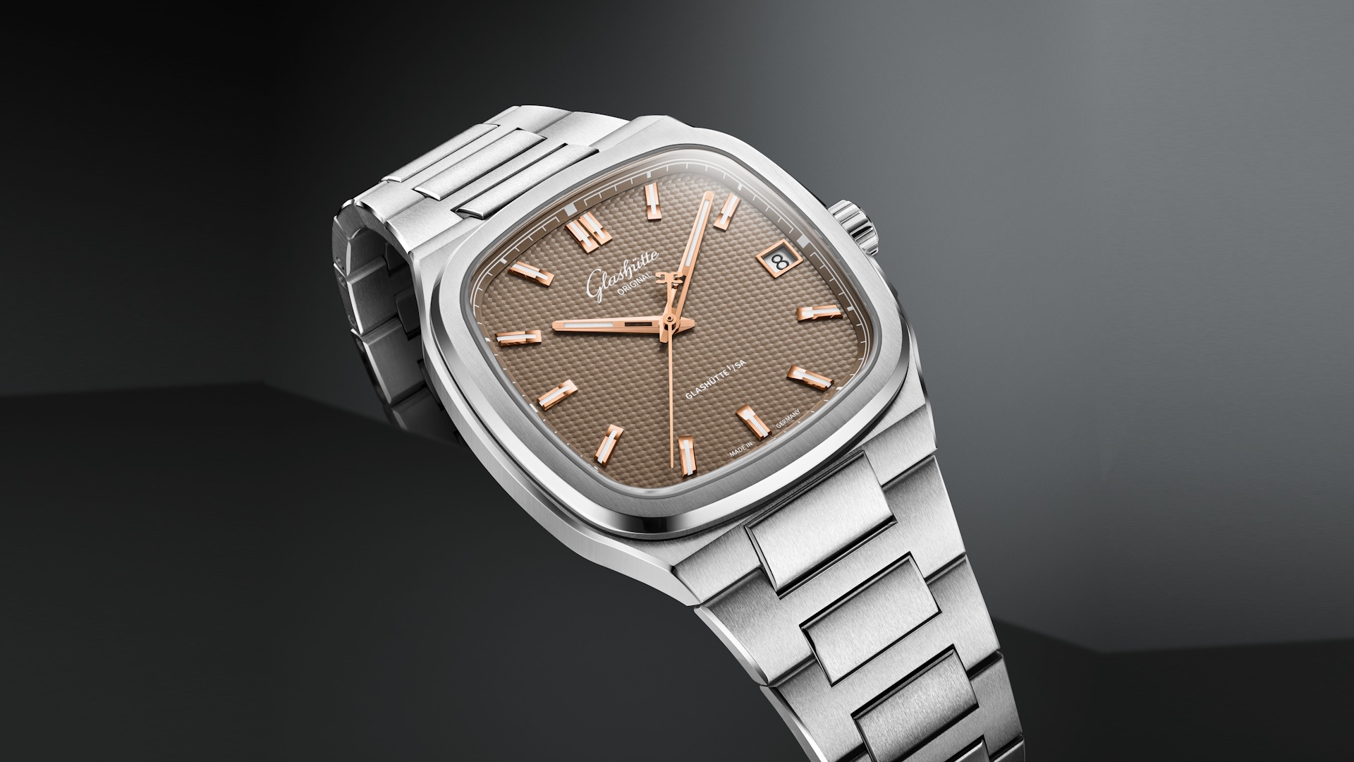 Warme Töne: Bei der Glashütte Original 70s «Tweed Amp» setzen Zeiger und Indexe aus massivem Rotgold Akzente auf dem fein strukturierten braunen Zifferblatt.