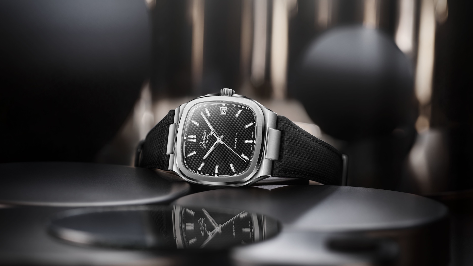 Hommage an die Schallplatte: Die Glashütte Original 70s «Vinyl Record» mit seidenmattschwarzem Zifferblatt und Zeigern aus Weißgold ist auf 500 Exemplare limitiert.