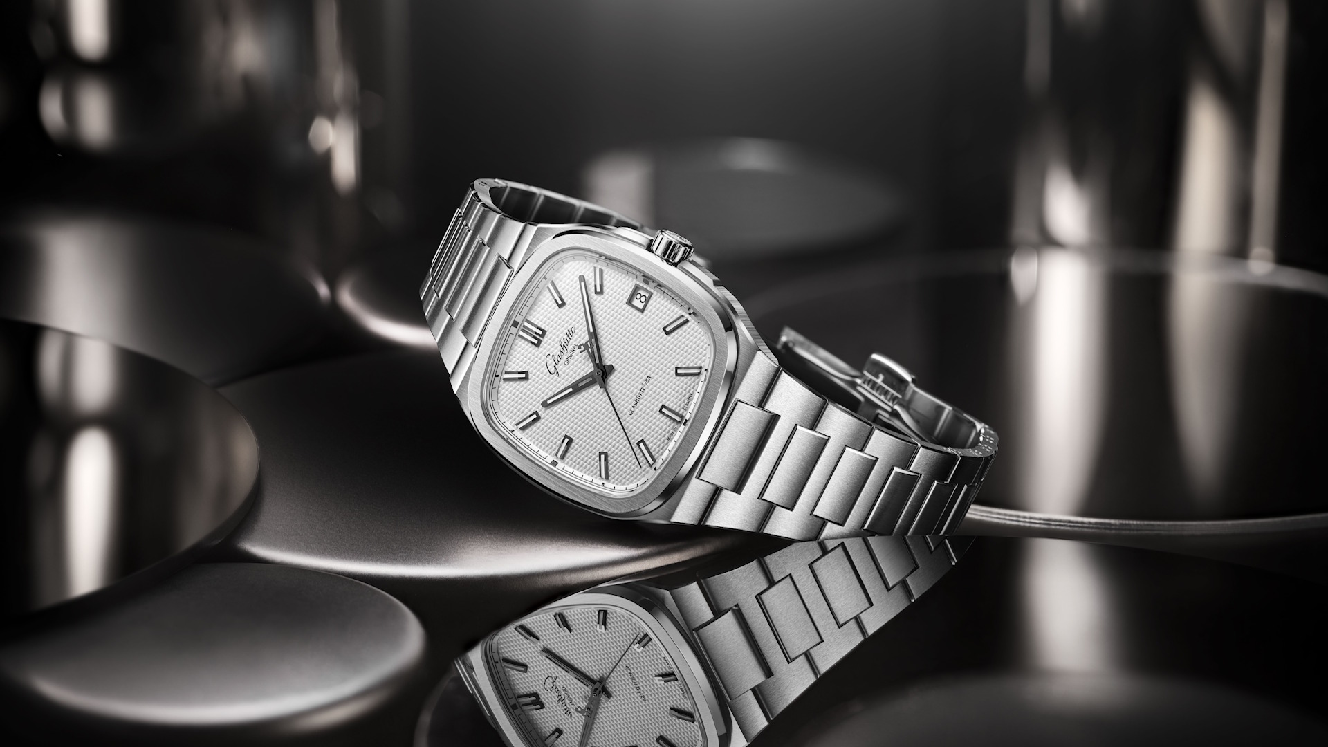 Inspiriert von klassischen Hi-Fi-Anlagen: Die Glashütte Original 70s «Stereo Panel» kombiniert ein silberfarbenes Zifferblatt mit schwarz beschichteten Goldzeigern und -indexen.