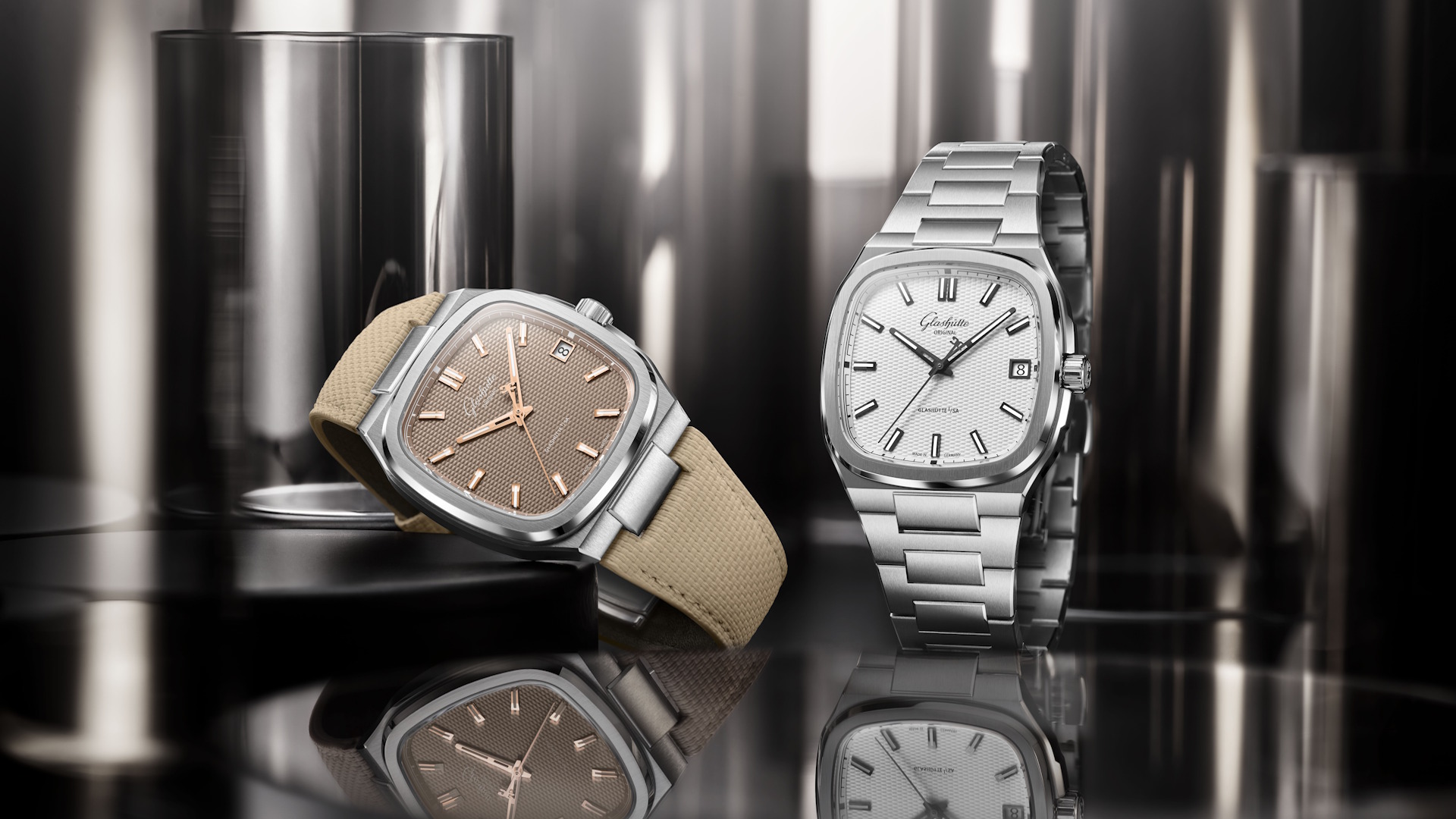 Zwei von drei Neuheiten: Die Glashütte Original 70s «Tweed Amp» mit braunem Zifferblatt und die «Stereo Panel» mit silberfarbenem Zifferblatt greifen die Ästhetik analoger Musikgeräte auf.