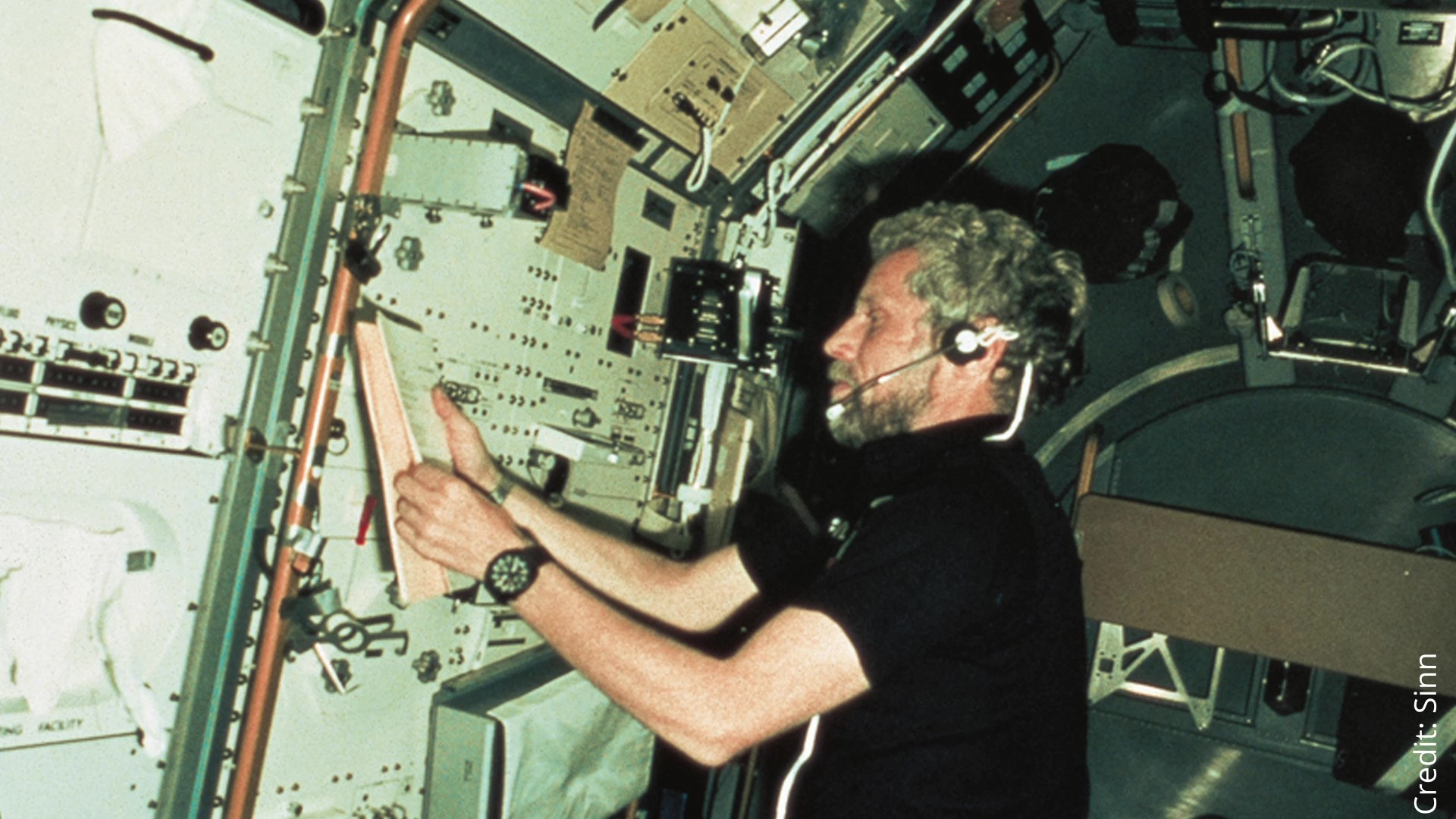 Dr. Reinhard Furrer an Bord des Space Shuttle und mit seiner Sinn 140 S am Handgelenk.